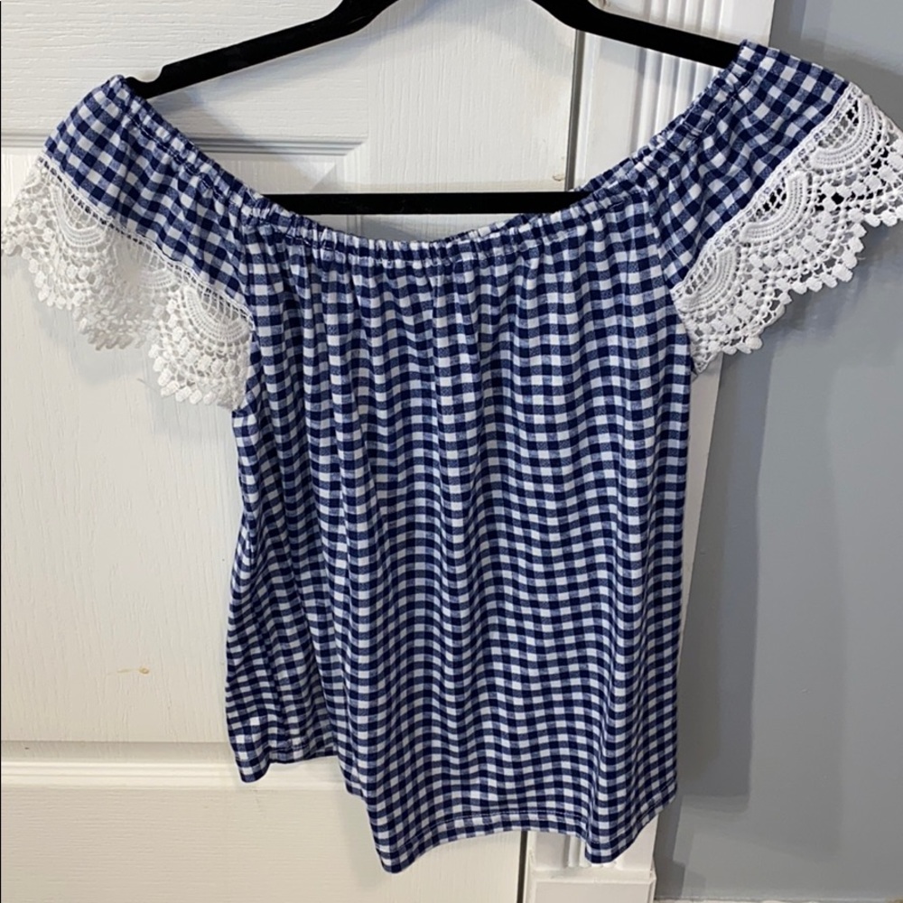 Off the shoulder tee